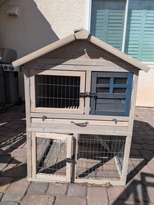 Adorably cute cottage style rabbit hutch cage - great condition!