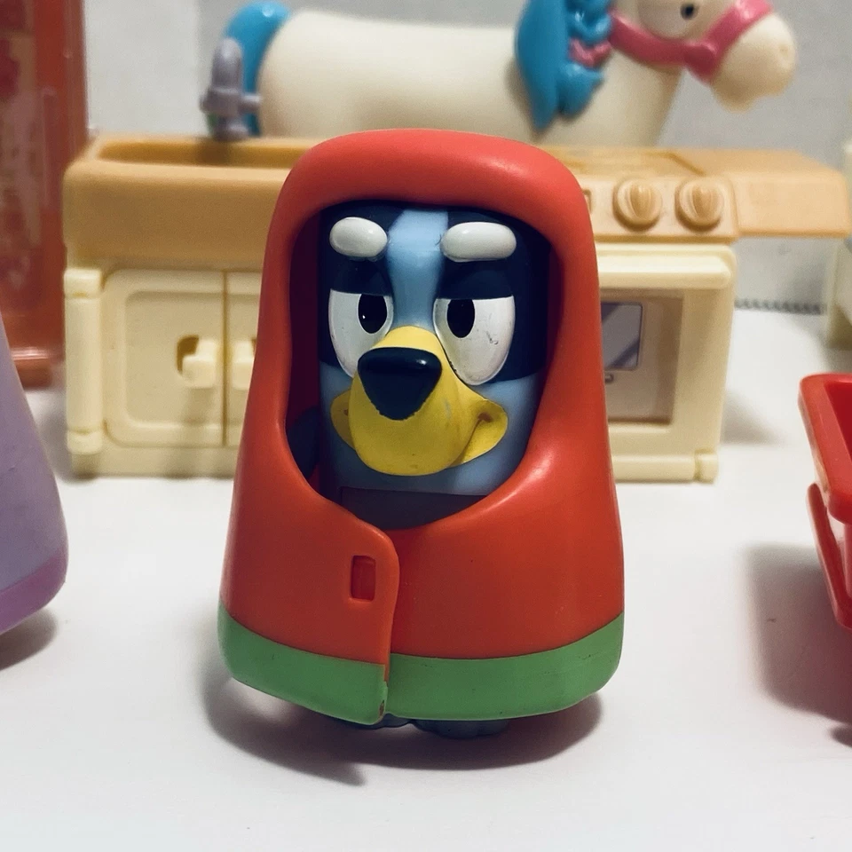 Lote de móveis bonecos Bluey & Friends conjunto misto para brincar vovós, brinquedo de leitelho - Imagem 4 de 4