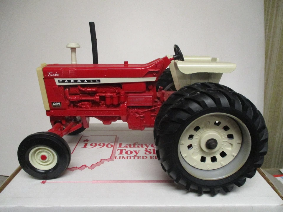 Ertl IH Farmall 1206 Toy Tractor "1996 Lafayette Toy Show" 1/16 Scale NIB - Image 2 of 4