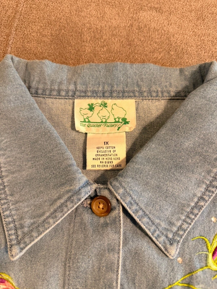 Quacker Factory Denim Vest Womens Sz 1X Blue Embroidered Floral Pockets - Image 3 of 4