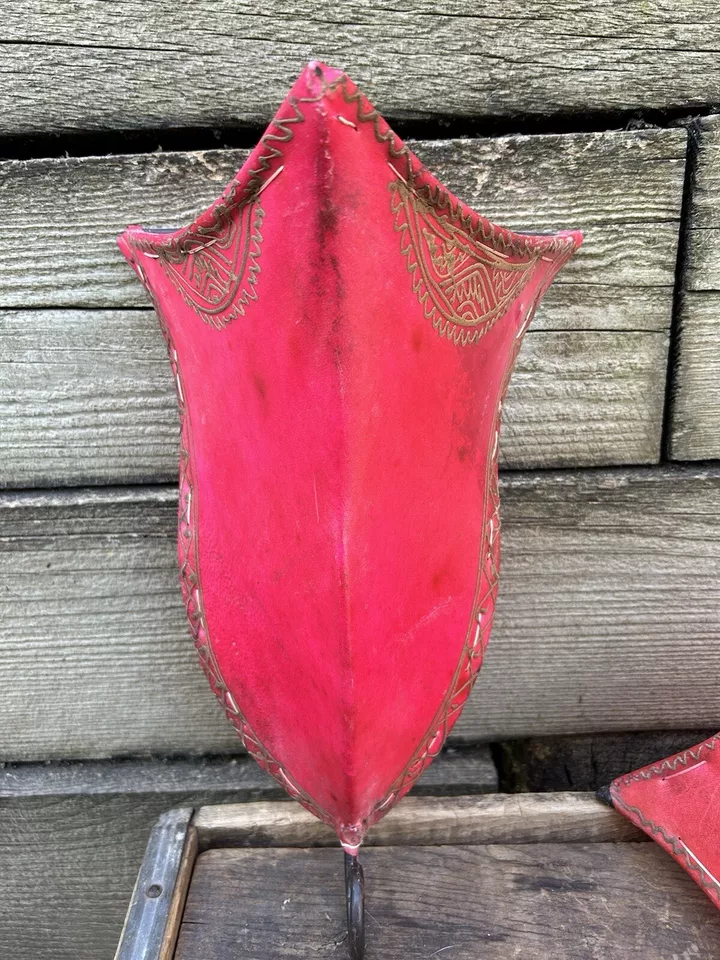 Três Arandelas de Couro RARAS Arte de Parede Quadro de Ferro Africano Marroquino Tribal MCM Antigo - Imagem 3 de 4