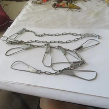 FISHING UNKNOWN VINTAGE  FISH STRINGER WITH 8 HOOKS ON A METAL CHAIN