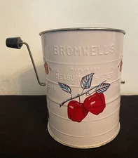 Vintage 50's Bromwells 3 Cup Measuring Flour Sifter Wood Handle White Red Apple