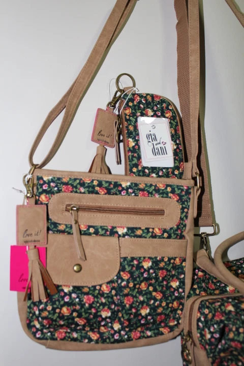 NUEVO Gigi Hill Gia Dani Annalise Beso Lona Bandolera Monedero Bolso 3 piezas Foto 2 de 4