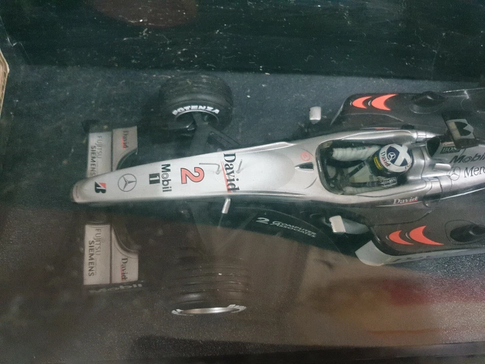 Hot wheels mclaren mp4-15 coulthard 2000 codice 26740 - Immagine 2 di 4