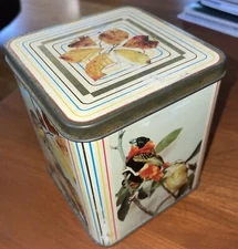 Vintage Edward Sharp & Sons hinged Tin  birds. Rare. 12cmx10x10 England