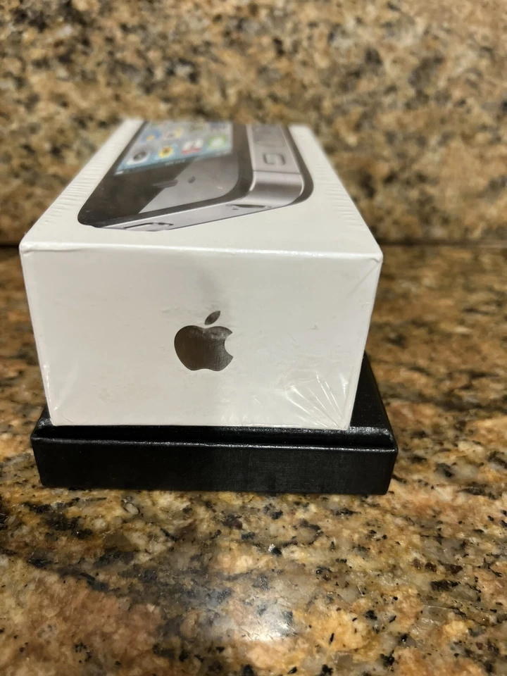 Apple iPhone 4s - 64GB -Black (Unlocked) A1387, ORIGINAL APPLE IPHONE,SEALED. - Image 4 of 4