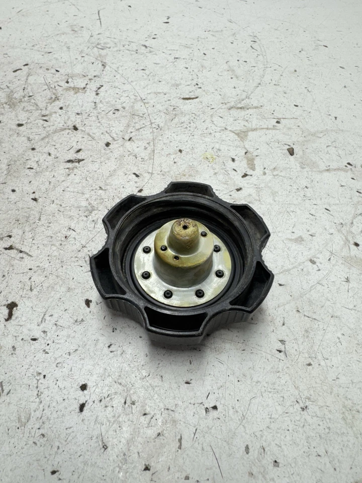 Honda XR350R XR 350 R 85 1985 OEM BUENOS ROSCAS tanque de gasolina pila de combustible montaje en tapa Foto 3 de 4