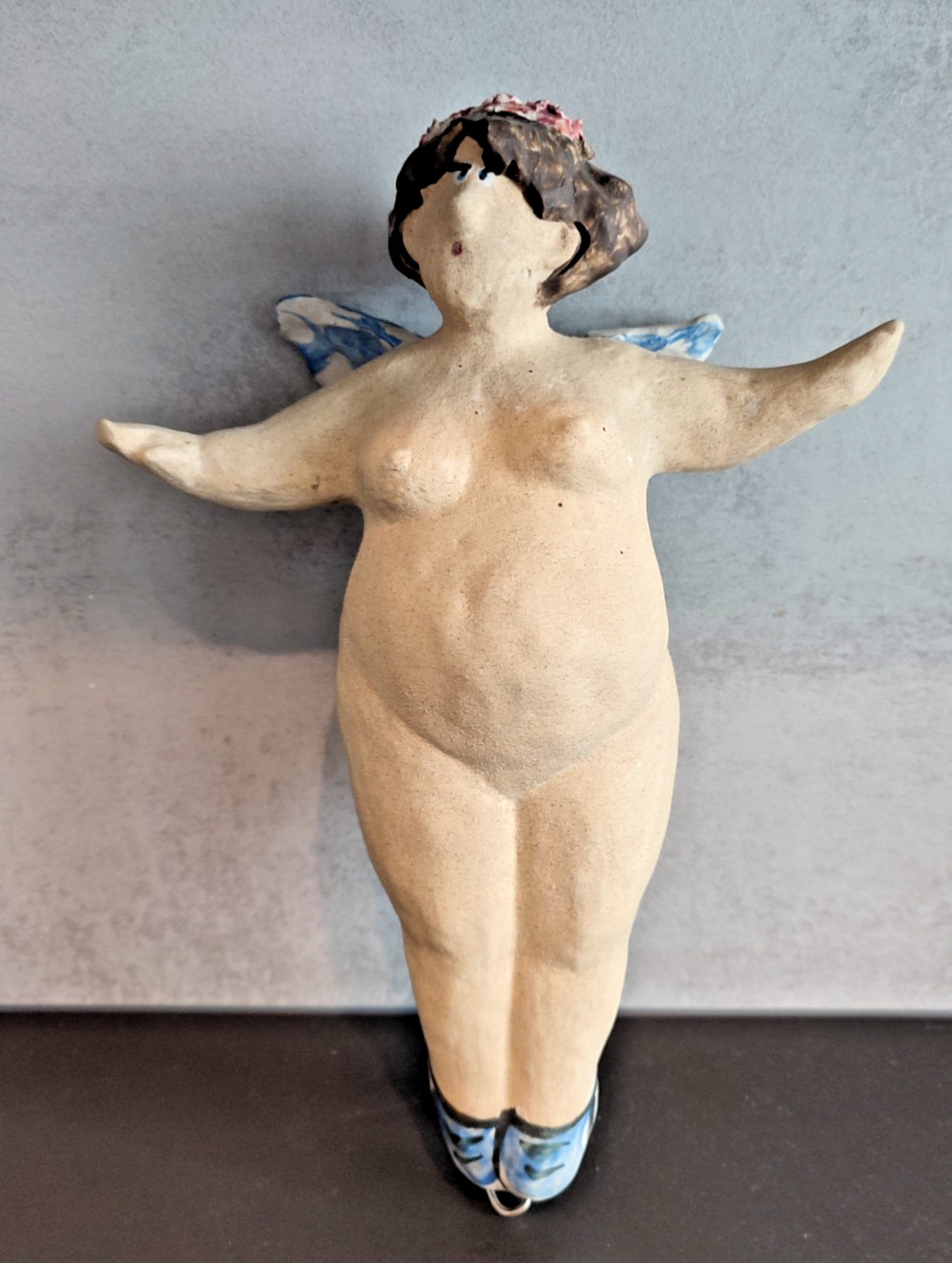 Kreativer Ton-Engel aus einem Kunstladen aus Ahrweiler - ca. 26 Jahre alt