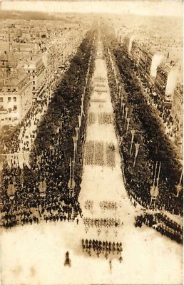 CPA AK Militaire - Paris - Avenue de la Grande Armée - Le Defile (695223)
