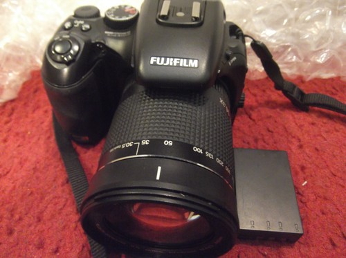 Fujifilm FINEPIX S200 EXR 12.0MP 14.3x Digital Camera - Black