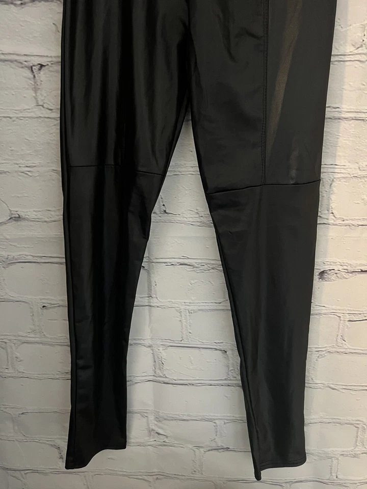 Leggings ligeros de imitación de cuero negros lisos sin marca usados en excelente estado para niñas talla M/L Foto 3 de 4