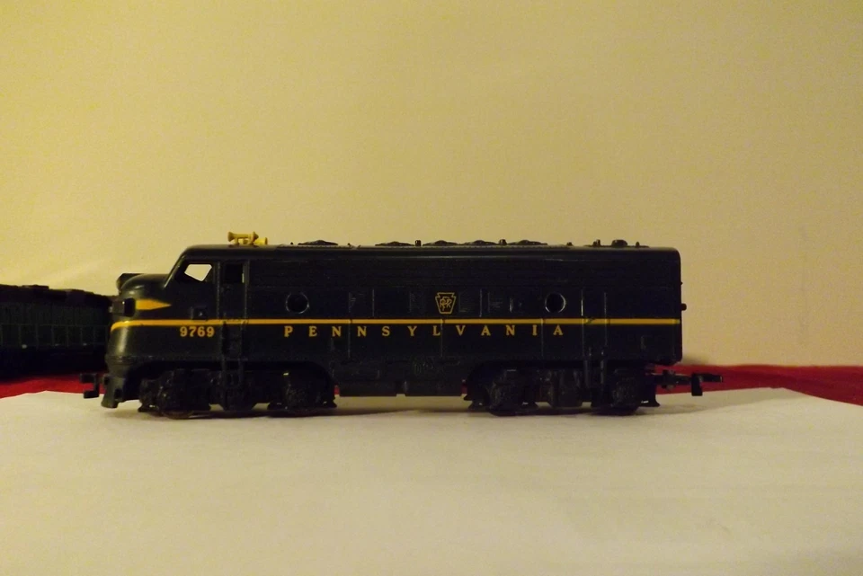 HO SCALE PENNSYLVANIA BULL NOSE DIESEL ENGINE Mantua #9769 w/ LIGHT - Image 4 of 4