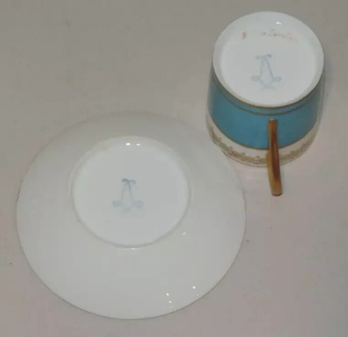 ANTIQUE SEVRES SIGNED ATTRIBUTED PORTRAIT CAN DEMITASSE CUP & SAUCER 1751-1753 - Picture 6 of 10