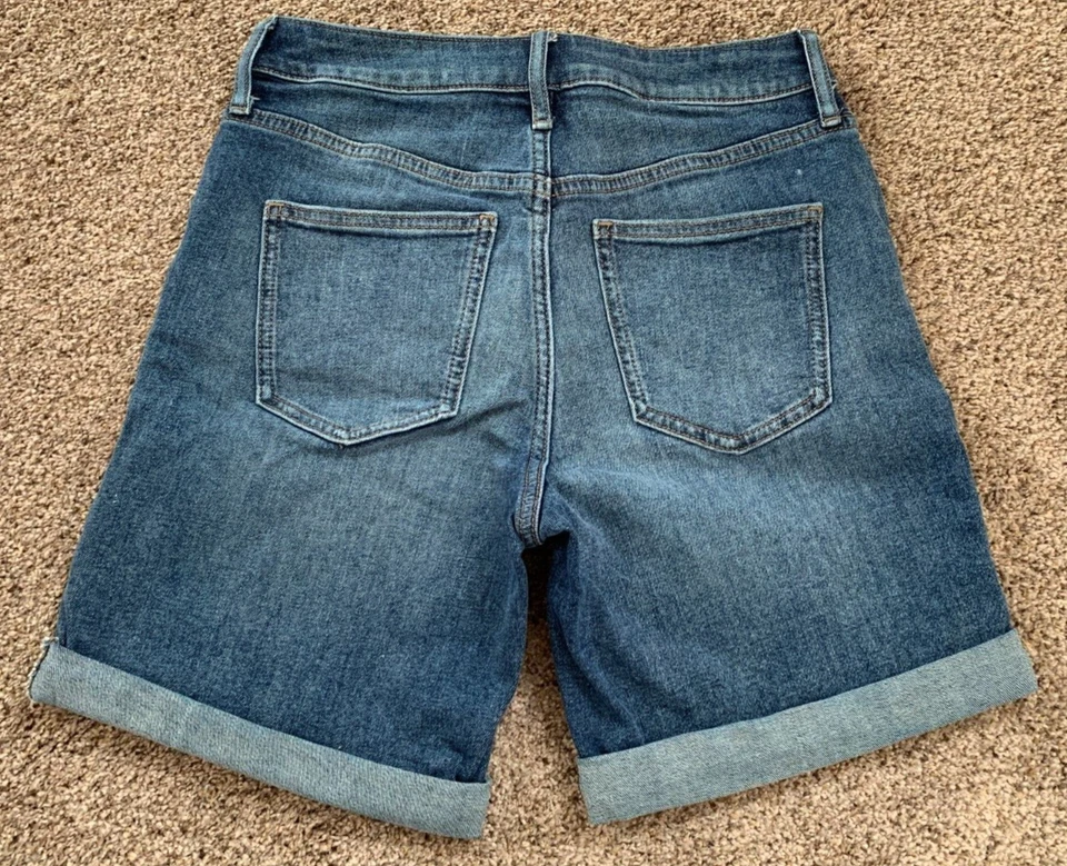 Bermuda Simply Vera Wang feminina tamanho 2 jeans stretch desgastada W27xL7 - Imagem 2 de 4