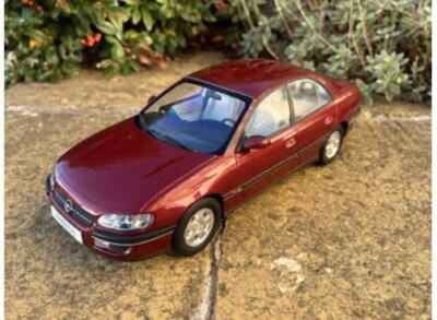 Triple 1800432 Opel Omega B polar marseille red 1996 Triple9 1/18