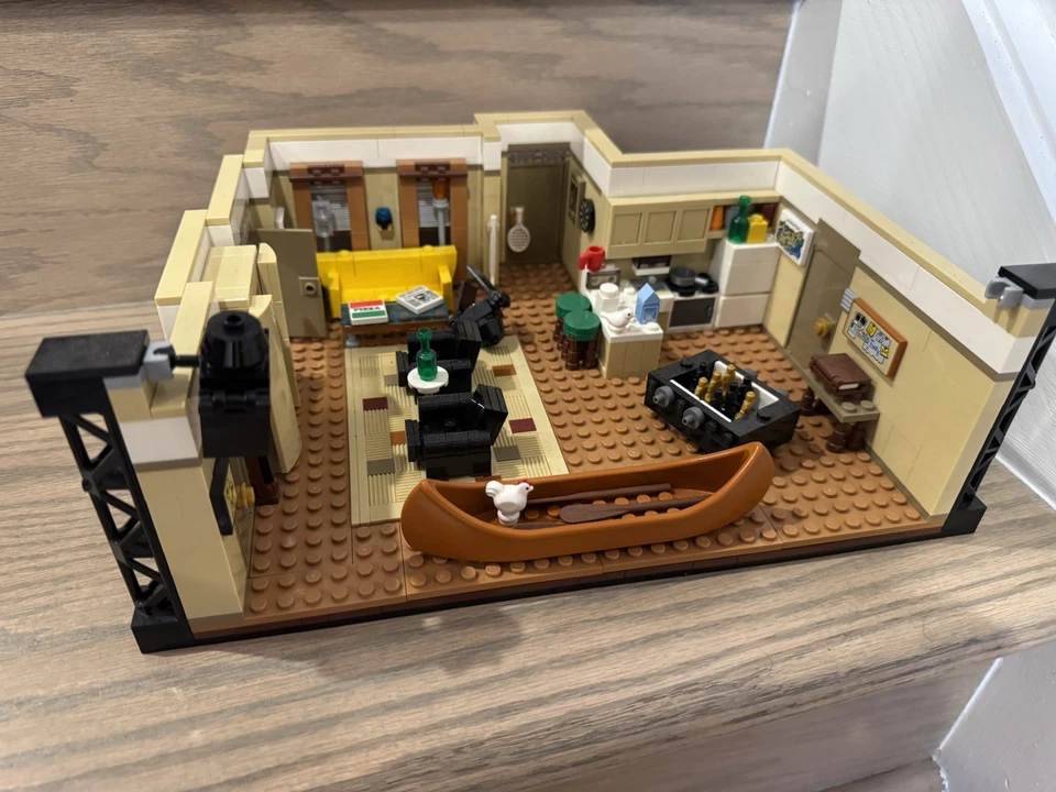 LEGO IDEAS 21319 and 10292 Friends Television Series - Open And Built - Image 2 of 4
