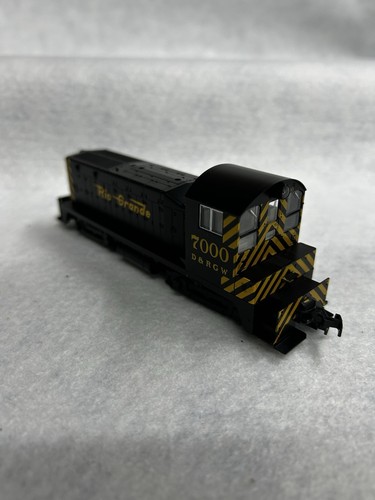 Nice KATO Rio Grande Railroad NW-2 Switcher Loco HO - Picture 8 of 13