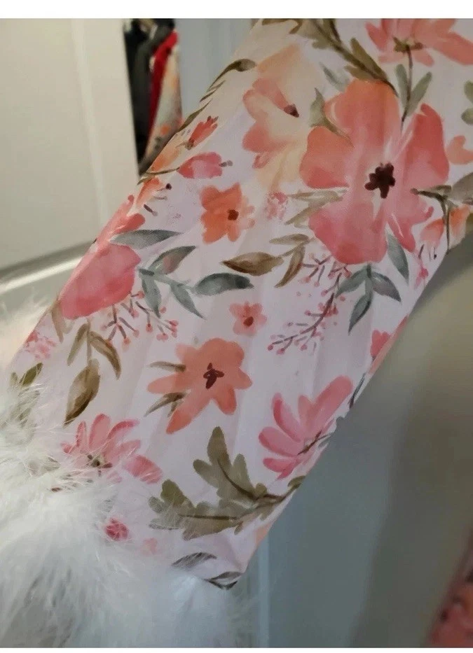 Bata Kimono Floral Rosa con Borde de Pluma de Piel Blanca en Mangas XL RARA Foto 4 de 4