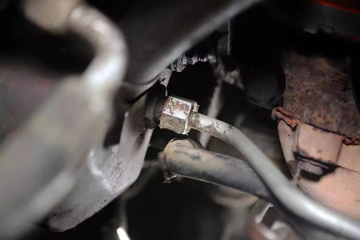 This power steering pump’s high-pressure fitting is located above the low-pressure return line fitting.