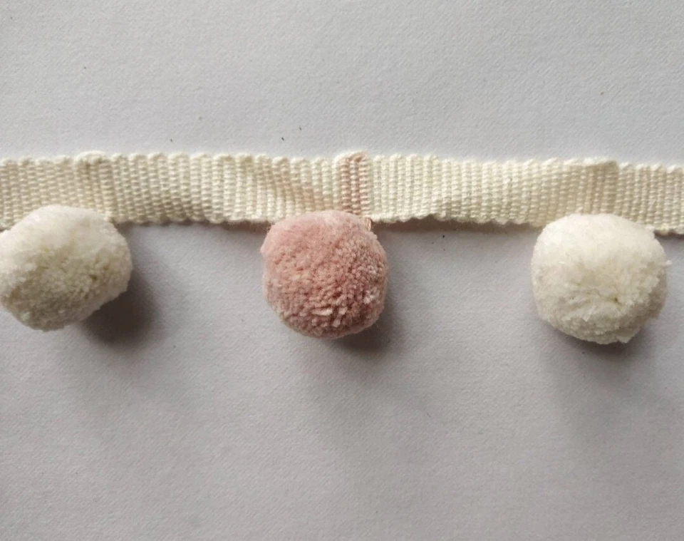 Borde de flecos de bola multicolor rosa pálido y marfil 22 mm Foto 4 de 4