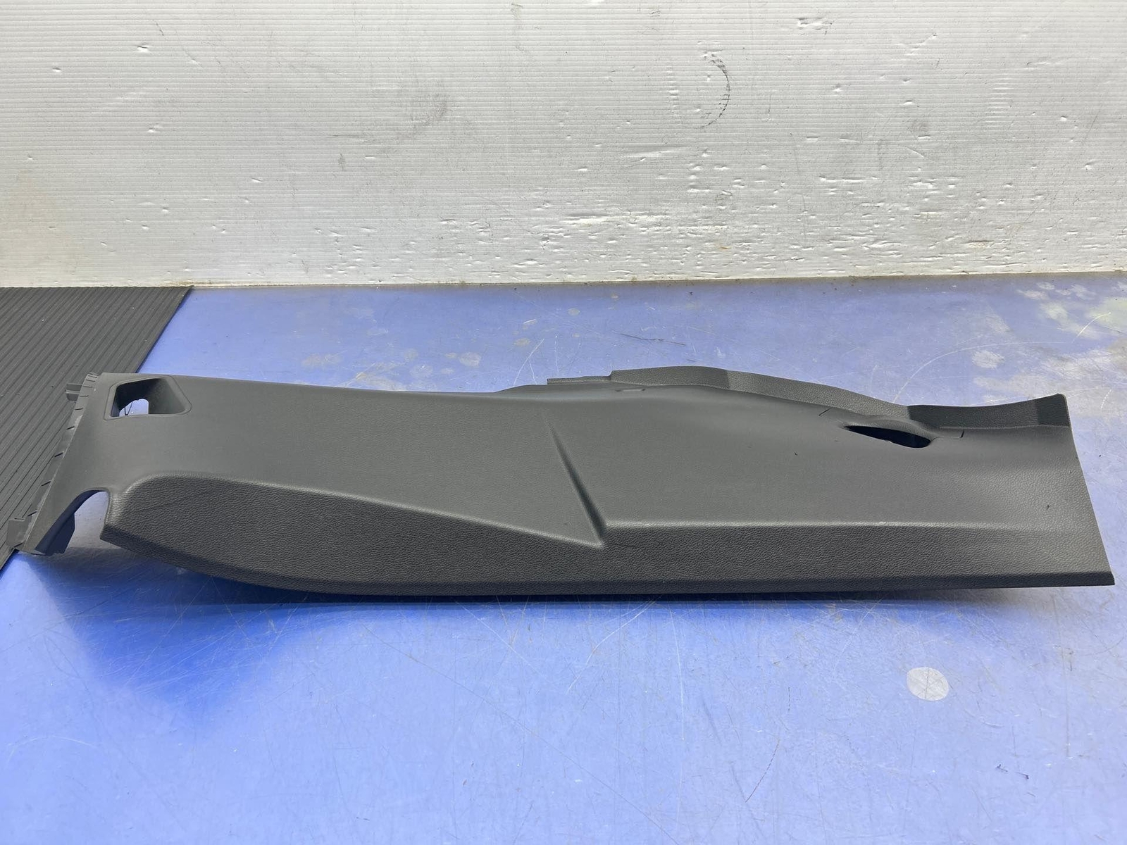 2017-2020 MASERATI LEVANTE REAR RIGHT C PILLAR LOWER QUARTER COVER PANEL *TEAR*