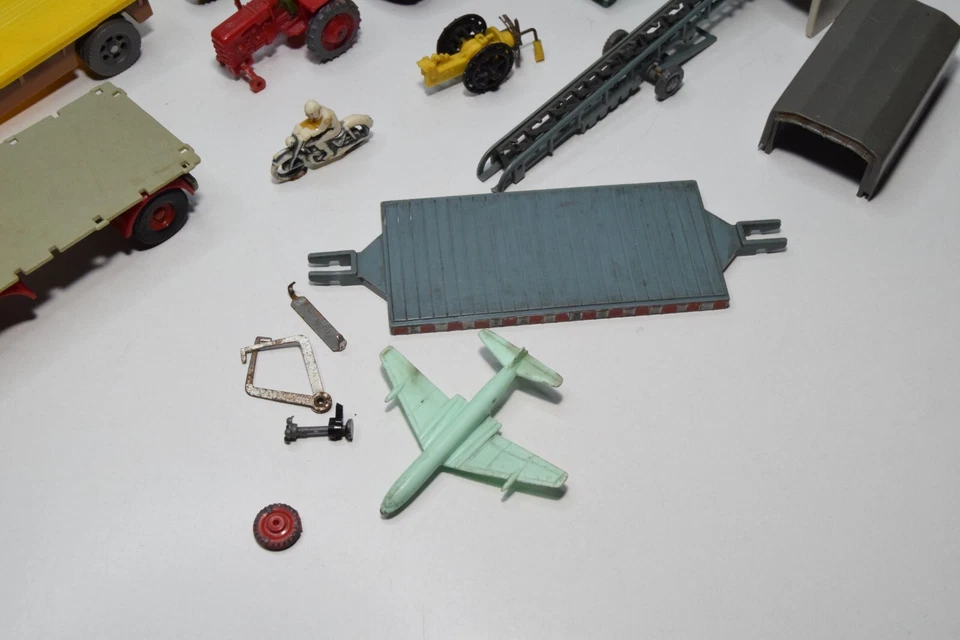 B46 1:60?? LOTTO PLASTICA SIKU RIMORCHIO GRU TRATTORE MAGIRUS BUONE CONDIZIONI. - Immagine 2 di 4