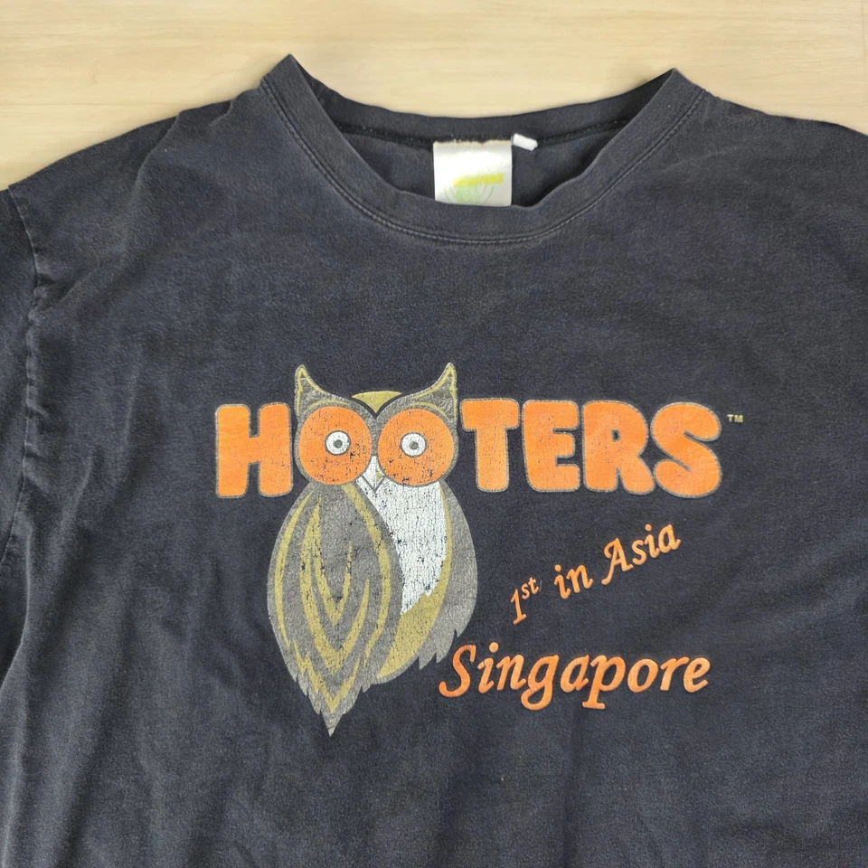 Camisa Vintage Hooters Singapura Primeira na Ásia Faz Você Feliz Tamanho Pequeno - Imagem 3 de 4