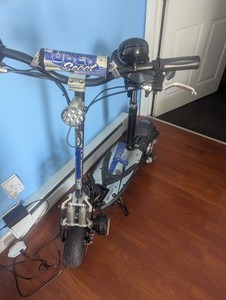 Uber Scoot Gas Motor Scooter w/ Seat, Headlight, Horn, Rear Suspension, Blk/Blue