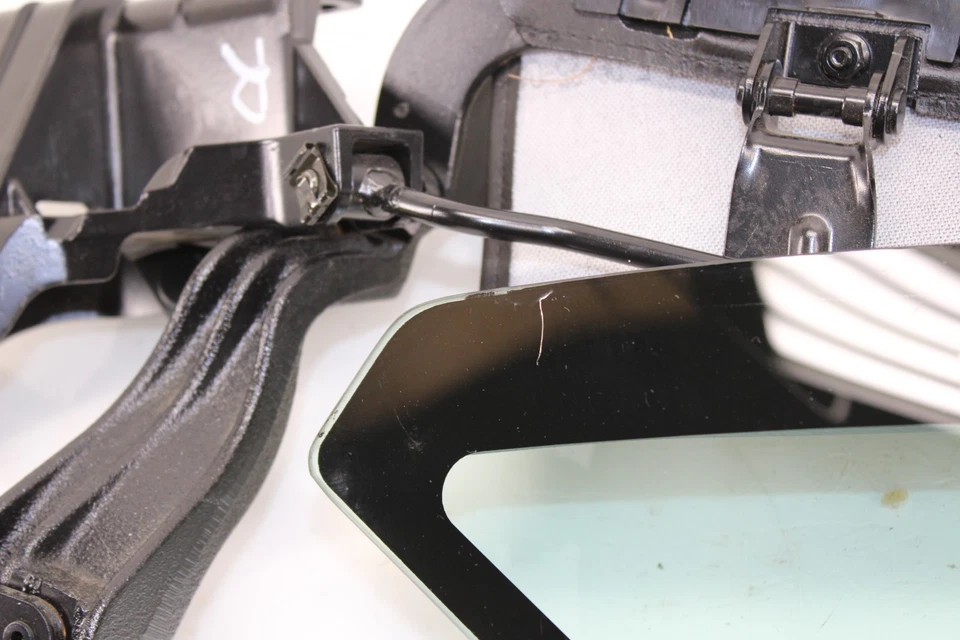 Cadillac XLR 2004-2009 cuarto trasero derecho ventana vidrio/bisagra OEM NI50 Foto 4 de 4