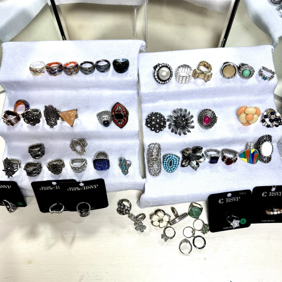 131 Vintage to Modern Ring Lot. Stretch, adjustable, size 5.5 - 10, Glass, Stone - Image 2 of 3
