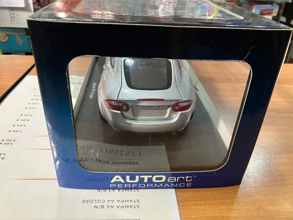 1/18 JAGUAR XK COUPE 2006 LIQUID SILVER AUTOART 73631 RARE - Immagine 4 di 4