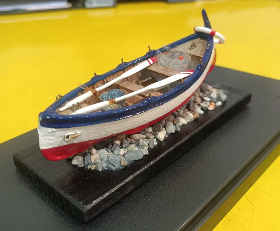 Gozzo ligure tipo cornigiotto scala 1:30 montato e dipinto a mano - Immagine 3 di 4