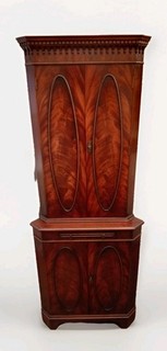 Quality Bevan Funnell Reprodux Flame Mahogany Drinks Cabinet Cocktail Cabinet