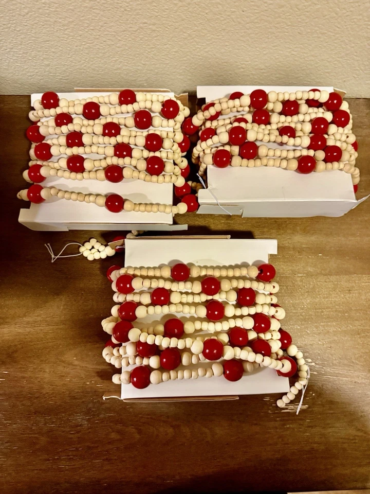 Mano de hogar con guirnalda de cuentas de madera roja/natural Magnolia Foto 2 de 2