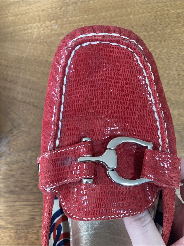 Mocasines Anne Klein iFlex de cuero rojo talla 8 para mujer con detalle de hebilla plateada Foto 4 de 4