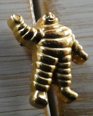 SELTENE KLEINE PIN'S BIB BIBENDUM MICHELIN GOLDENES RELIEF 1,50 CM HOCH ZAMAK PICHARD