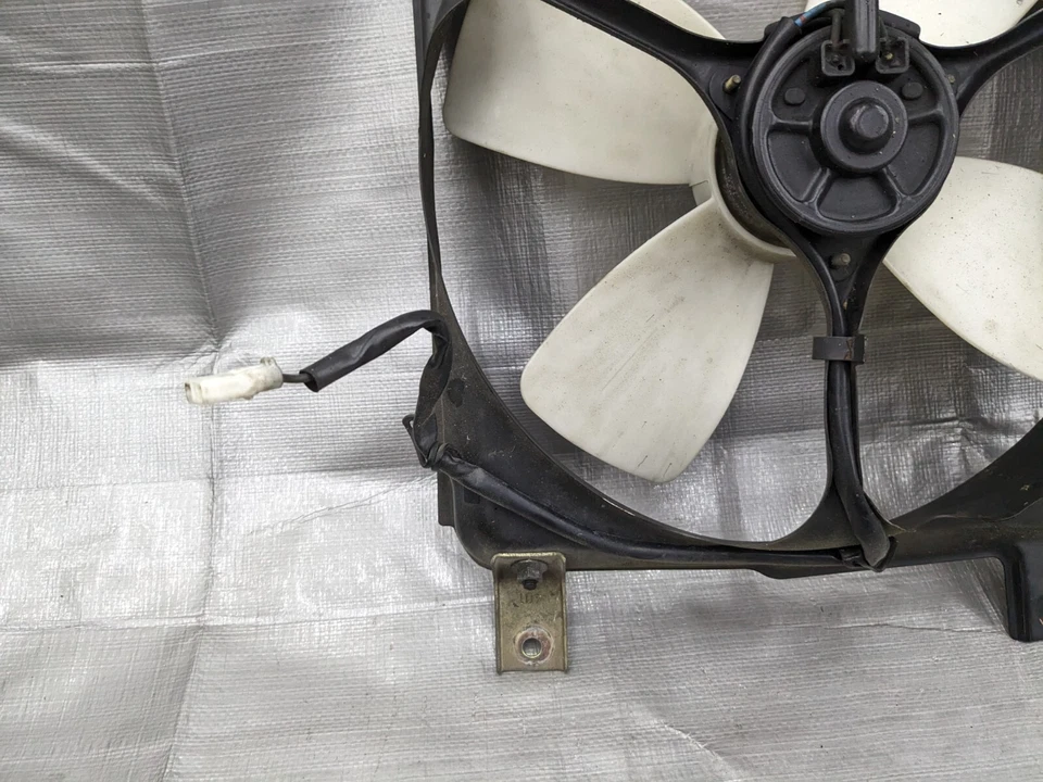 1999-2005 Mazda Miata MX-5 OEM AC A/C RADIADOR VENTILADOR DE REFRIGERAÇÃO NC10-61-710 99-05 - Imagem 2 de 4