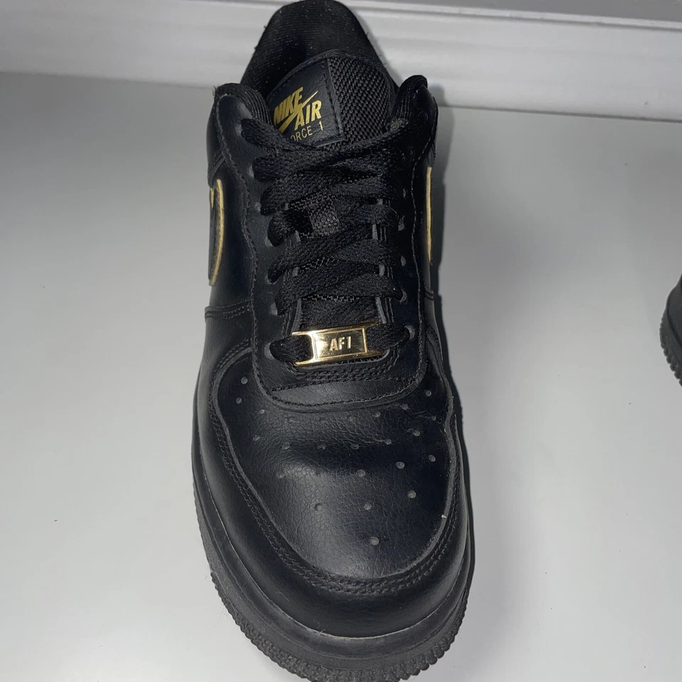 Talla 7.5 - Nike Air Force 1 '07 Essential Low Negro Dorado Swoosh W Foto 3 de 4