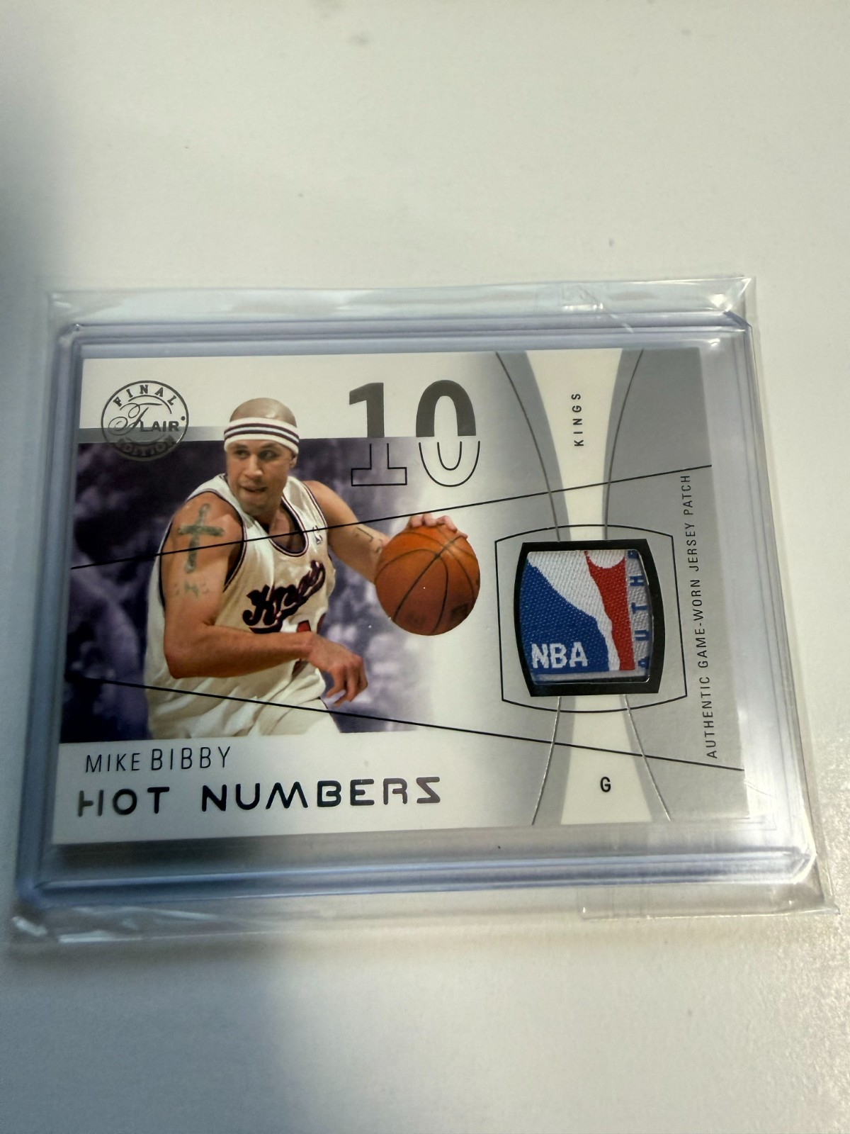 2003-04 Fleer FLAIR HOT NUMBERS Mike Bibby LOGOMAN Patch 10/55 JERSEY # MATCH FM