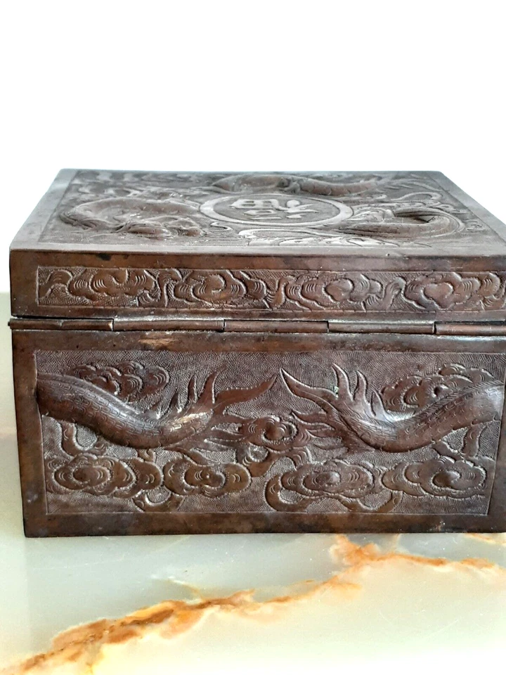 Antigua caja china de bronce del siglo XIX 2 dragones y símbolo de buena fortuna Foto 3 de 4