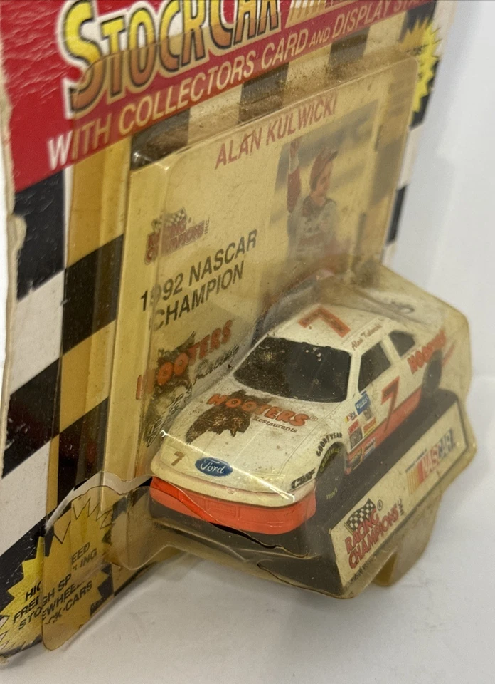 Racing Champions 1993 Alan Kulwicki 1:64 #7 Hooters Ford T-Bird con tarjeta Champ '92 Foto 3 de 4
