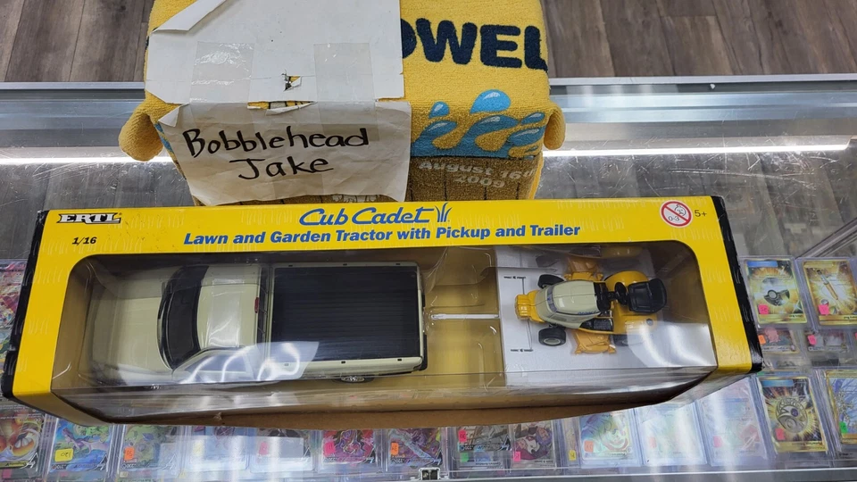 NIB 2000 CUB CADET LOW MOWER DODGE RAM PICK UP TRUCK W/ TRAILER 1/16 ERTL #13166 - Image 4 of 4