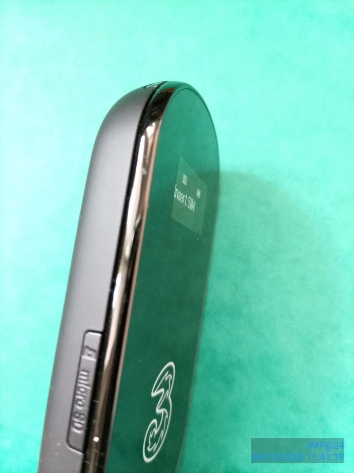 HUAWEI / 3 E586 WIFI HOTSPOT / PORTABLE 3G MOBILE BROADBAND MODEM ROUTER - Image 3 of 4