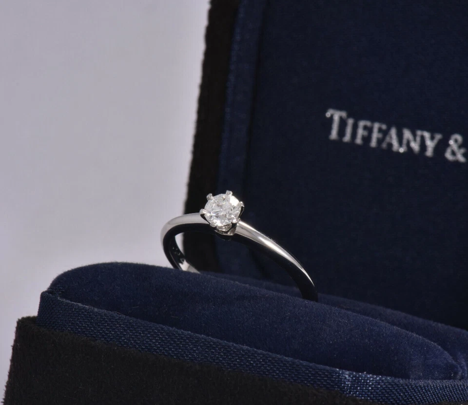 Anillo solitario redondo de diamantes de platino Tiffany & Co de 0,24 quilates tamaño 5,5 en caja bolsa Foto 4 de 4