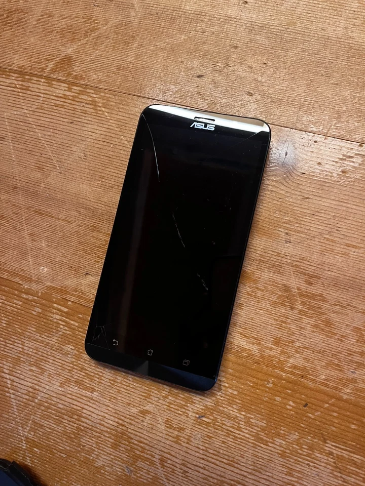 Asus Zenfone 2 - Argento - Schermo rotto, però era molto buono!! - Immagine 3 di 4