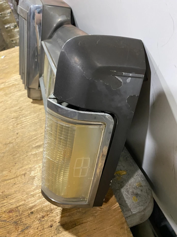 Parrilla del panel de cabecera delantero Lincoln Town Car 1985 a 1989 M5089 C Foto 3 de 4