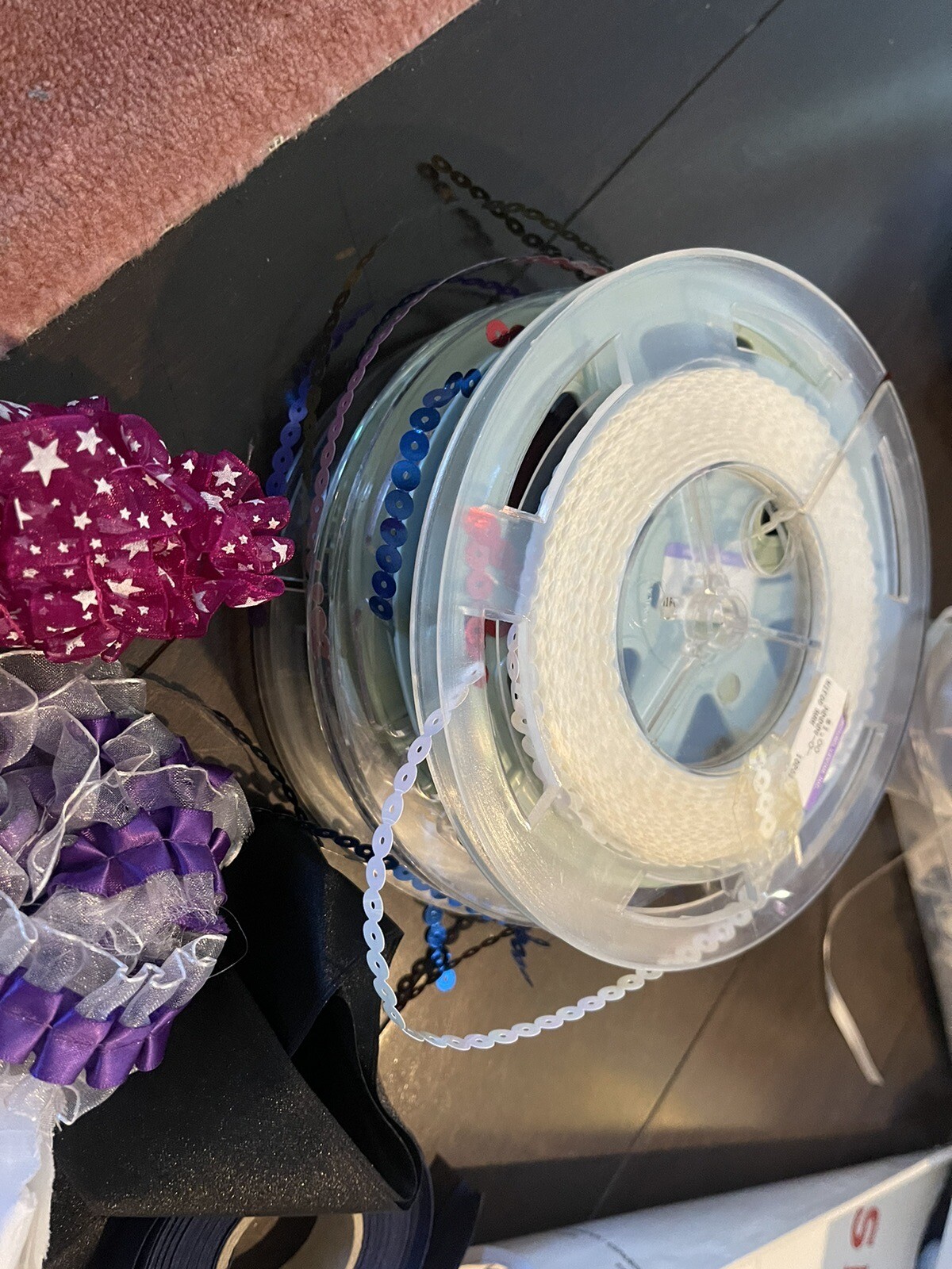 SINGER FUTURA Sewing & Embroidery Machine SES2000 With Sewing Supplies