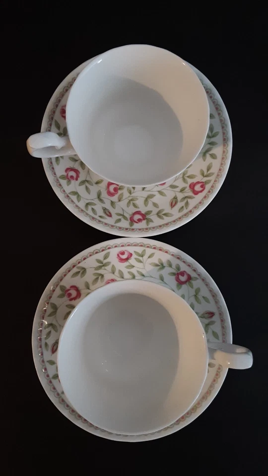 2 tazas de té y platillos Roy Kirkham Petit Rose Bone China Foto 3 de 4