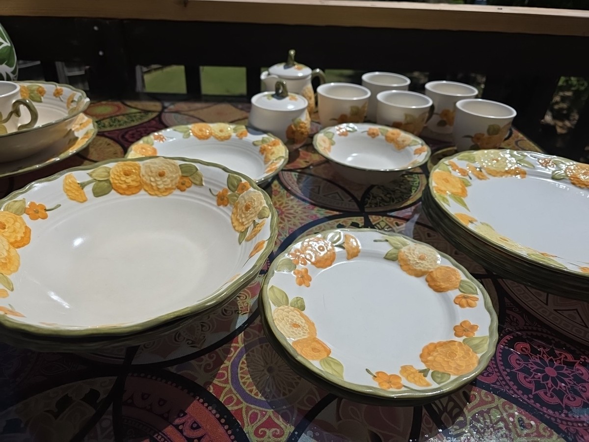 Poppy Trail SCULPTED Orange Yellow ZINNIA Metlox Dishes 17 Piece +